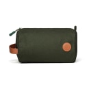 O produto apresentado é uma bolsa de cosméticos de cor verde escura, com um zíper e uma alça de couro marrom. Possui um detalhe em couro na parte frontal com um símbolo circular. A bolsa tem um design simples e funcional.