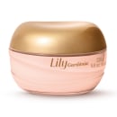 Produto de beleza corporal Lily Gardênia. Embalagem em formato de pote redondo com tampa dourada brilhante. Corpo do pote na cor rosa claro. Rótulo na parte inferior com o nome do produto "Lily Gardénia". Aparência elegante e sofisticada.