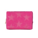 O produto apresentado é uma necessaire rosa com estampa de estrelas. Possui um zíper dourado e uma alça para transporte. O necessaire é feita de material macio e texturizado, provavelmente uma espécie de tecido ou material sintético.