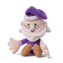 Esta é uma pelúcia fofa representando um idoso sorridente. O brinquedo tem um corpo macio de tecido na cor bege claro, com bochechas rosadas e olhos pretos bordados em um rosto alegre. Ele veste um gorro e roupas na cor roxa vibrante.