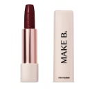 O produto de beleza apresentado na imagem é um batom da marca Make B. O batom possui uma embalagem vermelha escura com um acabamento brilhante. O rótulo do produto exibe o nome "Make B." em letras pretas.