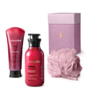 O kit produtos Nativa SPA apresentado na imagem inclui:Um frasco de loção corporal Ameixa, com embalagem vermelha e preta; Um tubo de sabonete líquido Ameixa, com embalagem rosa e preta e uma esponja de banho rosa
