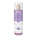 Frasco de corpo splash desodorante colônia da linha Rosa e Algodão da marca Boticário, com embalagem de plástico transparente e rótulo lilás com texto em branco.