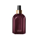 Frasco de aromatizador spray Casa 214 com design geométrico em tom de vinho e detalhes dourados no rótulo. Embalagem elegante e sofisticada, com tampa preta.