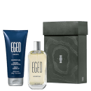 Frasco de item de perfumaria da marca Egeo, com embalagem preta e cinza, contendo texto "Egeo Original" em destaque. Bisnaga de gel de banho da mesma marca, com rótulo azul e branco, apresentando a inscrição "Egeo Original".