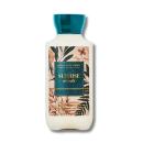 Frasco de loção corporal da Bath & Body Works com rótulo "Sunrise Woods", apresentando uma ilustração floral em tons de rosa e verde em fundo branco, com tampa azul-esverdeada.