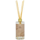 Difusor de ambiente Kailash com aroma de cereja e avelã, em frasco de vidro transparente com rótulo bege e tampa dourada, contendo varetas de madeira para dispersão do aroma.