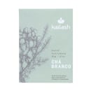 Sachê perfumado Kailash de Chá Branco, em embalagem retangular de cor verde-clara, com ilustrações florais em tons de cinza e texto descritivo.
