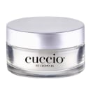 O produto apresentado é um pó cromo 3G da marca Cuccio. A embalagem é um recipiente circular de vidro transparente com uma tampa prateada. O rótulo do produto exibe claramente o nome "Cuccio" em letras pretas.