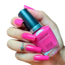 Modelo com as unhas pintadas segurando o frasco do Esmalte Cintilante Cuccio Brasil Colour Totally Tokyo 13ml.