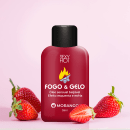 Óleo sensual da marca Sexy Hot, com o nome "Fogo & Gelo". A embalagem é um frasco de vidro vermelho com um rótulo preto, exibindo o nome do produto e a marca. Ao lado do frasco, há algumas morangos frescos, complementando a imagem do produto.