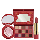 Conjunto de maquiagem Niina Secrets com paleta de sombras, espelho compacto e batom em embalagens vermelhas com estampa floral.