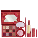 Conjunto de produtos de maquiagem da marca Niina Secrets, incluindo uma paleta de sombras em tons de vermelho e rosa, um espelho compacto, um batom e um gloss labial, todos em embalagens vermelhas com detalhes florais.
