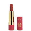 Batom vermelho-alaranjado com relevo floral em embalagem dourada da marca Eudora.