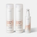 São três produtos da linha Gorgeous Volume da marca Brae. Dois frascos de plástico branco fosco de 250ml cada, um contendo shampoo e o outro condicionador. Também há um frasco borrifador branco de 100ml com texturizador em spray.