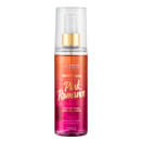 A imagem mostra o Body Splash em uma embalagem com cores rosa, laranja e dourado, apresentando o logotipo Kiss New York. A tampa é transparente e traz um detalhe dourado na válvula spray.
