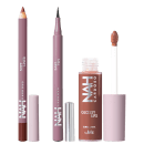 A imagem mostra uma variedade de produtos de maquiagem da marca Nah Cardoso By BLZ. Há um lápis de olho marrom claro, uma caneta delineadora preta fina, um brilho labial cor de pêssego em um frasco transparente, um batom em uma embalagem rosa.