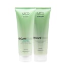 Dois tubos de produtos de cabelo da marca K.Pro, um shampoo e um acidificante, ambos com embalagem verde clara e rótulos em destaque. Os produtos são da linha Veganissima, que promete vitalidade e brilho intenso.