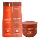 Produtos da linha Cachos Naturais da Arvensis Cosméticos Naturais: shampoo, condicionador e máscara capilar em embalagens plásticas de cor laranja e vermelha, com rótulos destacando os ingredientes naturais e o pH adequado para cabelos cacheados.