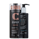 A imagem mostra o shampoo Curly, com embalagem preta e rótulo com um C desenhado na cor salmão e descrições em letras brancas, com tampa em detalhes salmão. E o sérum Night Spa em embalagem pump preta, com letras brancas e detalhes azul no rótulo.