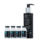 A imagem mostra quatro ampolas capilares da marca Truss. Elas possuem um frasco transparente, com líquido branco e um rótulo preto com detalhes metalizados e azul. Ao lado há um frasco preto com válvula pump que traz um sérum capilar.