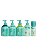 A imagem traz shampoo, condicionador, sabonete líquido, loção hidratante e óleo hidratante da Pampers. Todos dispostos lado a lado em fileira em embalagens de cor verde clara com ilustrações infantis de flor e pato.