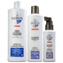 Produtos Nioxin para tratamento capilar em três etapas. Frasco branco grande de condicionador revitalizante para couro cabeludo. Frasco branco médio de shampoo de limpeza. Frasco branco pequeno com aplicador spray de tratamento para couro cabeludo.
