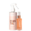 Produtos de cuidado capilar da marca Braé. Um frasco spray branco com a inscrição "Essential" em letras grandes e cor rosa. Ao lado, um frasco menor transparente com líquido alaranjado, com o rótulo "Revival".