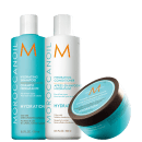 A imagem mostra produtos da marca Moroccanoil para hidratação. Shampoo em frasco plástico azul turquesa de 250ml. Condicionador em frasco plástico branco de 250ml. Máscara hidratante intensiva em embalagem redonda azul turquesa.