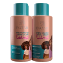 A imagem mostra o shampoo e condicionador para cabelos cacheados da linha "Meu Cacho Meu Crush Teen" da marca Inoar. Os frascos cilíndricos têm tampa verde e corpo em tons de rosa metálico. Nas embalagens, há ilustrações de meninas com cabelos cacheados.