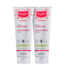 Imagem de duas unidades do creme para estrias. Embalagem em formato de bisnaga, branca com detalhes em rosa.