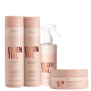 A imagem mostra uma linha de produtos para cabelos da marca Brae. Há dois frascos cilíndricos de plástico rosa claro contendo shampoo e condicionador. Também há um borrifador rosa e uma embalagem redonda de máscara capilar da mesma linha e cor.