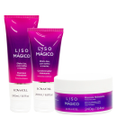 Produtos de cuidados capilares da linha Liso Mágico da marca Lowell. Dois frascos plásticos rígidos na cor rosa vibrante, um shampoo hidratante e um condicionador. Também um pote plástico branco de 240g contendo uma máscara hidratante para cabelos lisos.