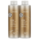São dois frascos de plástico dourado de 1 litro cada, contendo shampoo e condicionador reconstrutores da linha K-Pak da marca Joico. Os frascos têm formato cilíndrico e tampas brancas.