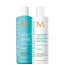 Dois frascos de produtos Moroccanoil para o couro cabeludo: um shampoo e um condicionador equilibrante, ambos em embalagens brancas e azuis com logotipo laranja.