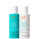 Dois frascos de produtos Moroccanoil para controle de frizz: um frasco azul-turquesa de shampoo anti-frizz e um frasco branco de condicionador anti-frizz, ambos com 2,4 fl oz / 70 ml de capacidade.