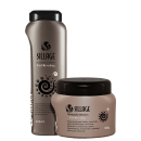 Dois produtos da marca Sillage: um frasco de shampoo premium Curl-Revealing de 300ml e um pote de hidratação intensiva Curl-Revealing de 300g, ambos com embalagens em tons de cinza e preto.