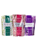 Pacotes de refil de sabonete líquido Fiorucci em embalagens de 440 ml, com rótulos nas cores verde, rosa e roxo, exibindo os nomes dos fragrâncias: Erva Doce, Flor de Cerejeira e Lavanda.