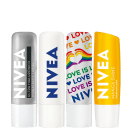 Quatro embalagens de hidratante labial NIVEA. As embalagens exibem rótulos com os nomes "Nivea Ultra Hialurônico", Nivea "Love is Nivea", e "Nivea Manga Shine" em diferentes estilos de fonte.
