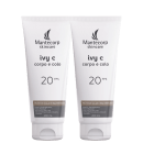 Dois frascos do produto Mantecorp Skincare Ivy C Corpo e Colo com FPS 20, em embalagem branca com logotipo da marca e informações sobre o produto, volume de 200ml cada.