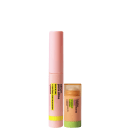 Dois produtos de beleza da marca Sallve: um batom rosa em embalagem cilíndrica e um creme facial em embalagem redonda com cores laranja e verde. Ambos apresentam rótulos com o nome da marca e informações sobre os produtos.