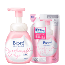 Dois frascos de produtos de beleza da marca Bioré, com embalagens de cor rosa e branca. O produto principal é um sabonete líquido facial com textura de marshmallow, e o outro é um refil para o mesmo.