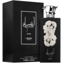 Frasco de perfume Lattafa Ansaam Silver, com embalagem preta e branca, apresentando detalhes florais e texto em árabe. O produto é descrito como "Silver" na caixa preta com acabamento texturizado.