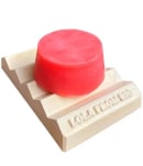 Produto de beleza Lola From Rio em embalagem redonda vermelha, com texto em relevo "Lola From Rio" em uma base branca.