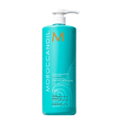 Frasco de shampoo Moroccanoil de 1 litro, com design em tons de azul e laranja, com rótulo destacando "Curl Enhancing Shampoo" e "Curl" para cabelos cacheados.