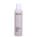 Spray fixador de cabelo da marca Rigolim Hair & Co., chamado "Dark Spray". O frasco possui um bico pulverizador na parte superior. O produto é descrito como um fixador de cabelo aerossol, com acabamento extra seco.