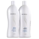 Dois frascos de shampoo e condicionador da marca Senscience, ambos com embalagens brancas e rótulos com o nome da marca. O shampoo é chamado de "Balance Shampoo" e o condicionador é chamado de "Balance Conditioner. Ambos tem 1 litro.