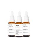 Três frascos de óleo hidratante corporal Kalya Hyalo, com 20ml cada, em embalagem de vidro âmbar e conta-gotas branco. Rótulos indicam "Coconut Oil" e "Vitamina E" como ingredientes.