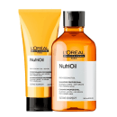 A imagem mostra um kit com uma bisnaga de condicionador e um frasco arredondado de shampoo, ambos de cor bege, com rótulo branco e tampa preta.