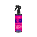 Frasco de spray rosa com rótulo roxo e azul contendo "Curvas Mágicas", um produto de cuidados capilares da marca Widi Care, com informações sobre sua fórmula revitalizante.